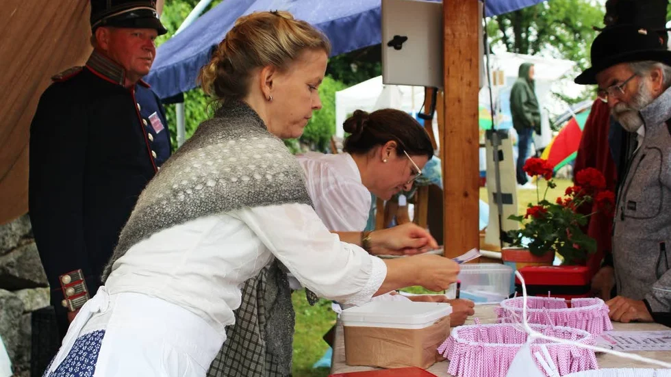 Ulrika Bark Andersson, Rebecka Bäck och Jonny ståhl är alla med i marknadens styrelse. Under dagen sålde de lotter där priserna var köpta på fjolårets marknad.