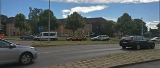 Två bilar kolliderade mitt i rondellen