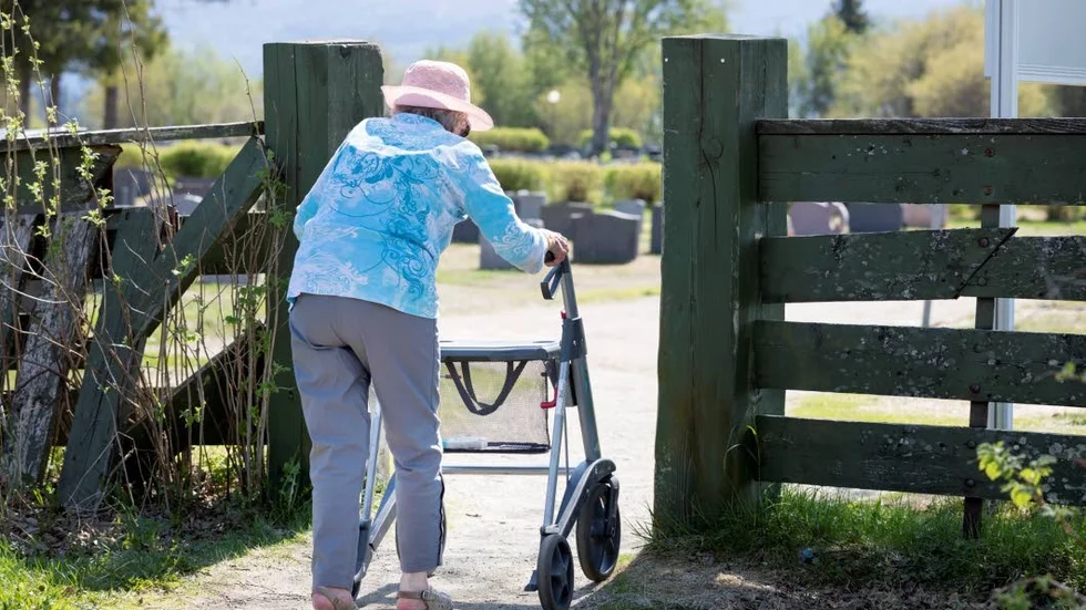 Äldre personer är särskilt utsatta när värmeböljan parkerar över Sverige.