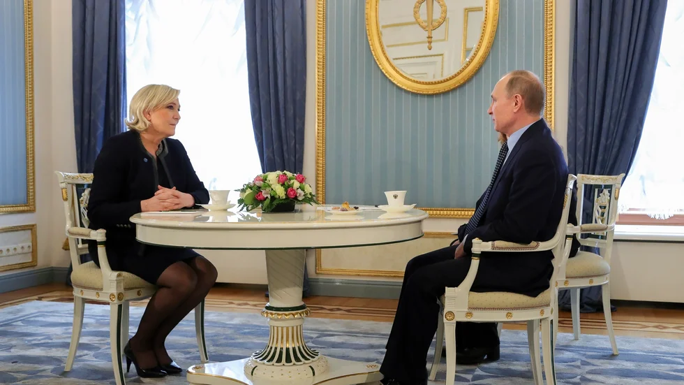 Medlöpare besöker krigsherre. Putin till höger vid kaffebordet. Till vänster Marine Le Pen, fransk nyfascistisk presidentkandidat, finansierad med Putinpengar, förordad av Jimmie Åkesson. 
