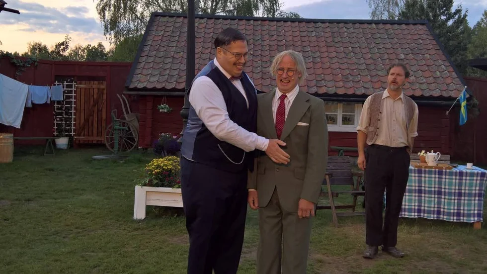 Den slemme bankdirektören Karl Walter Wallenberg (Fredrik Hall) vill göra livet surt för Verner Lindberg (Thomas Roos) och Edvin Axelsson (Lasse Olofsson).