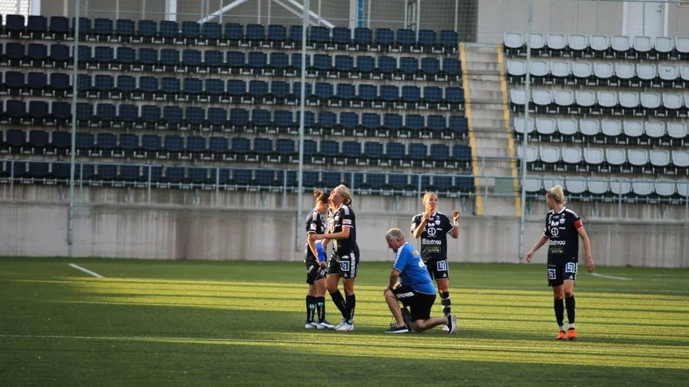 Ibland tog värmen ut sin rätt under matchen.