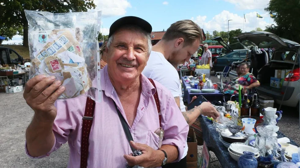 "Jag letar efter frimärken och stämplar för att komplettera mina samlingar. Frimärken var så fina förr. Om det blev dyrt? Nej både jag och säljaren kan vara nöjda" säger Nils Göran Nilsson.