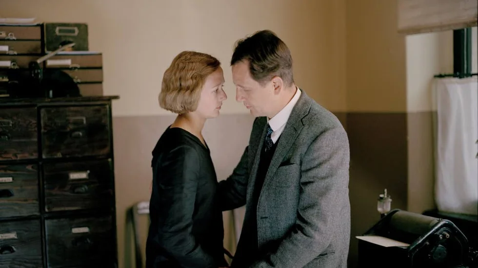 Relationen mellan tidningsredaktören Reinhold Blomberg (Henrik Rafaelsen) och den 18-åriga Astrid Lindgren (Alba August) var inte lika romantisk i verkligheten.