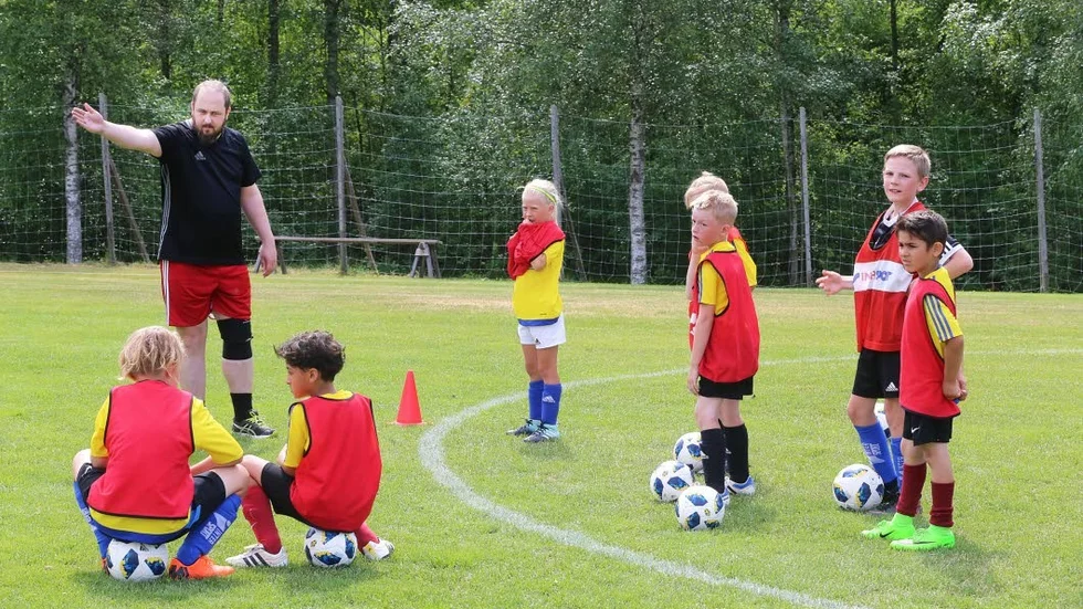 Hos ledaren Henrik Blomgren lärde sig barnen bland annat inlägg.