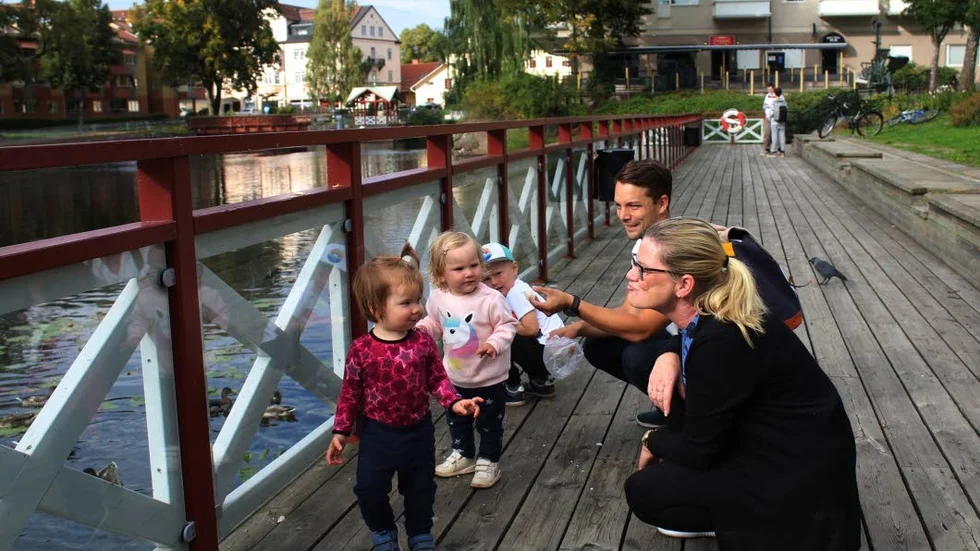 Christoffer Mideskog med Alice, 1 och Vilgot, 4, Mantorp och Susanne Avelöv, Spångsholm, med Belle Avelöv-Lehmann, 1, Mjölby
Lättillgänglig sjukvård och välbemannad barnomsorg är det allra viktigaste för framtiden, säger Christoffer och Susanne är helt enig. Hon tillägger att mer satsning behövs på äldreomsorgen. Så många gamla sitter ensamma i sina lägenheter och till trygghetsboenden är det flera års kö – trots att behoven kan växla ganska snabbt när man är äldre.