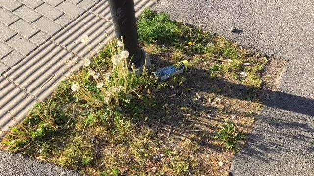 Sprayburken hittades slängd vid ett trä.