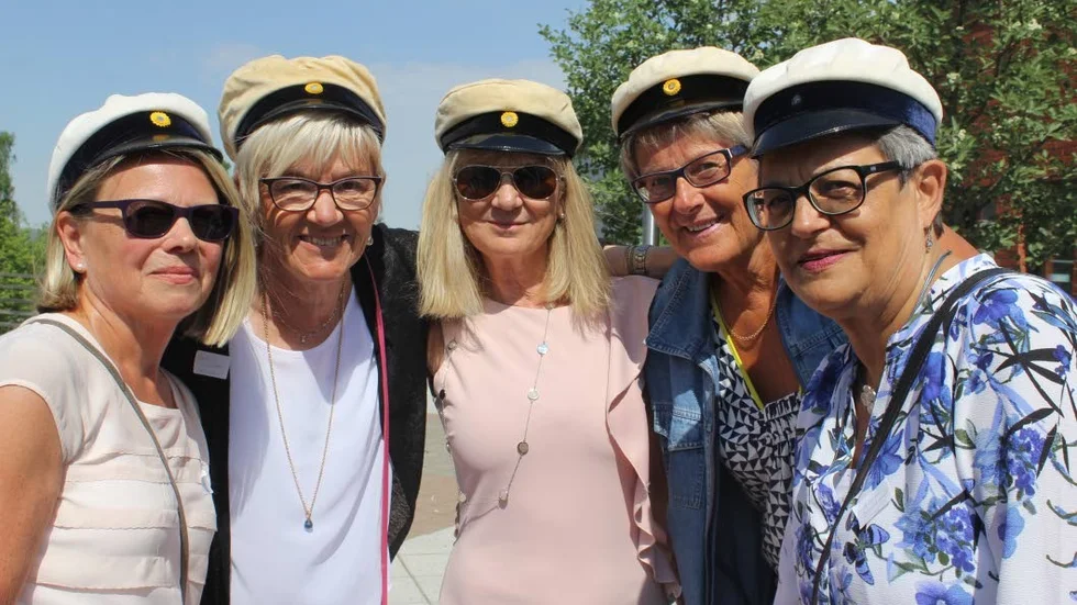 Birgitta Gustavsson, Boel Wetter, Agneta Österlund, Lena Pettersson och Britt-Marie Bredhammar, dagen till ära klädda i sina studentmössor.