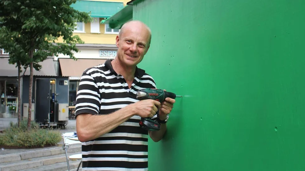 Gunnar Gustafsson (MP) designade och byggde valstugan för cirka tolv år sedan. "Vi har en stor öppning för att vi vill visa öppenhet. Det är ingen sluten stuga", säger han.