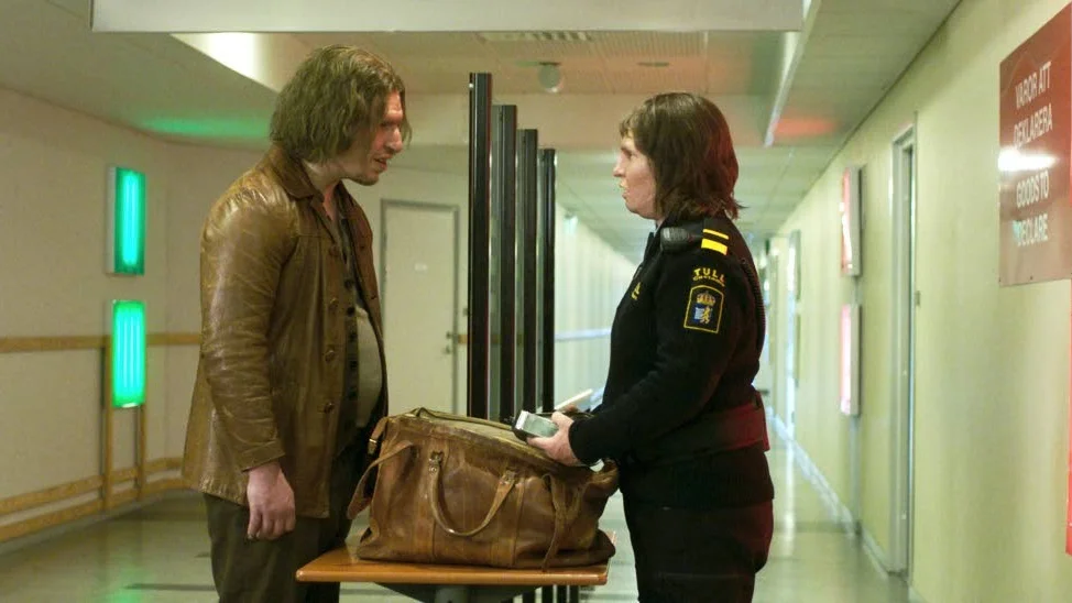 Den introverta Tina (Eva Melander) har ett sjätte sinne som kommer väl till pass i tullen där hon jobbar. Där möter hon en dag den skamlöse Vore (Eero Milonoff), vilket förändrar allt.