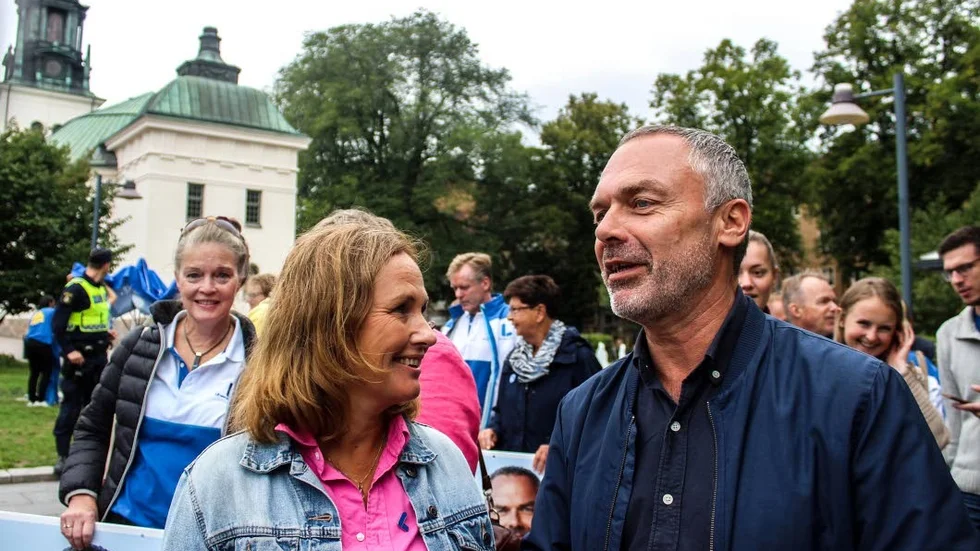 Juno Blom stod med Jan Björklund på scenen. Hon pratade om åtgärder mot Hedersförtryck.