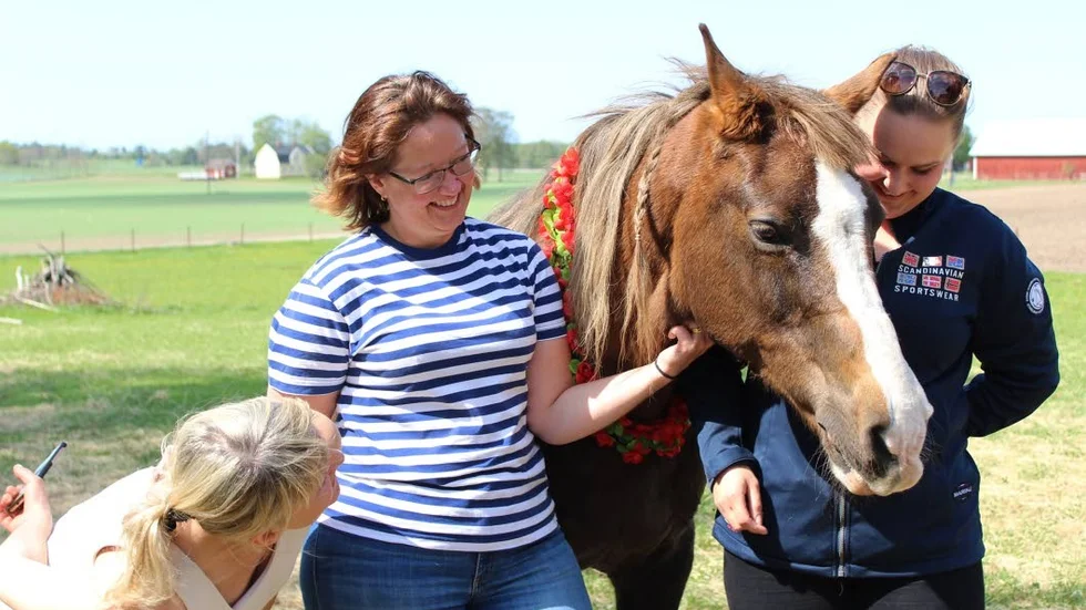 Rosa blev omhuldad på 38-årsdagen. Alla ville gosa: Första ägaren Anna-Karin Knight, nuvarande ägare Charlotte Gahm, och stallägare Marie Gustavsson.