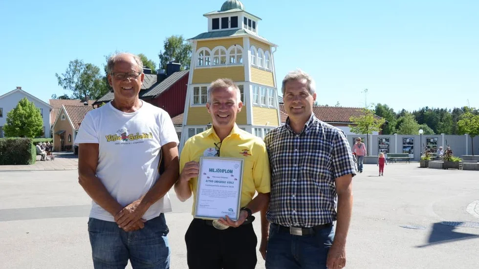Rein Soovik och magnus Danlid var på plats i sagoparken för att dela ut Centerpartiets årliga miljöpris till Jocke Johansson, VD på Astrid Lindgrens Värld.