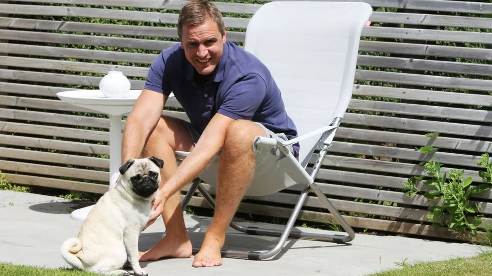 Förre LHC-tränaren Dan Tangnes kopplar av inför flytten till Schweiz. Hunden Glenn gör det också. Kvartsfinalen mot Djurgården blev Tangnes sista i LHC-båset. ”Jag såg faktiskt matchen häromdagen. Wilma (dottern) satt och tittade på tv och hade på det. ”Vad tittar du på, ta bort det där”, sa jag. ”Det är ju ni, pappa”, sa hon. ”Ja, just därför”, sa jag. Haha.