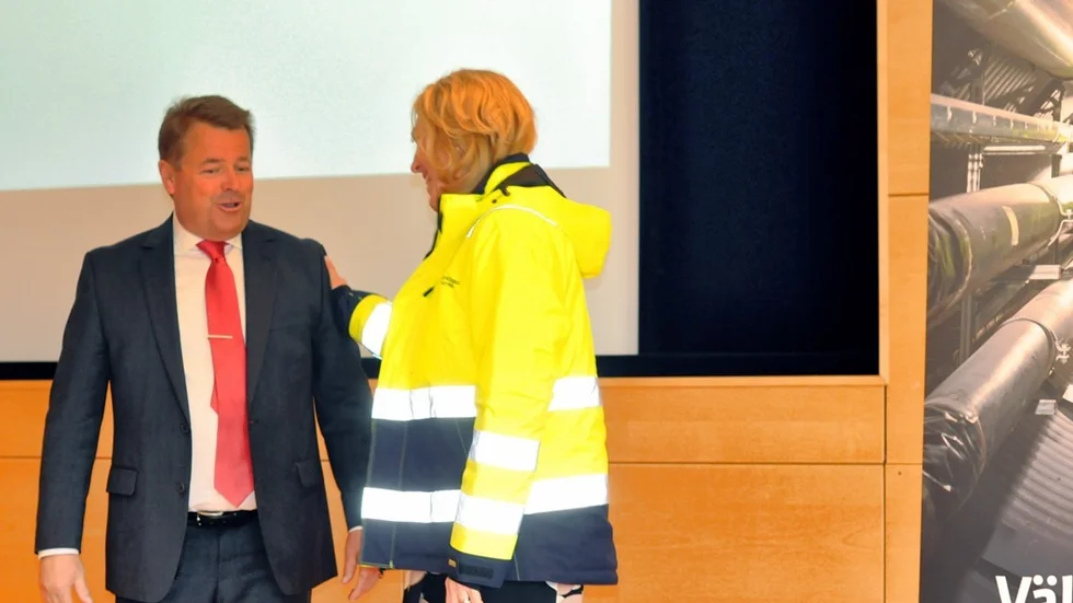 Charlotta Sund ny vd och koncernchef för Tekniska verken i Linköping fick ta emot bolagets karakteristiska jack av avgående vd Anders Jonsson. Foto: Tommy Pettersson