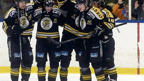 Vimmerby Hockey fick jubla över tre poäng och framförallt tio mål, varav sju i tredje perioden mot Kumla på nortais när hockeyettan startade om igår.
