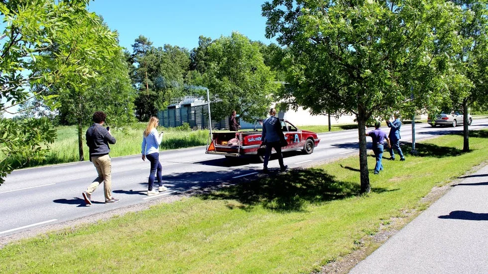 Fotografering. Många var det som ville dokumentera bilens första färd.