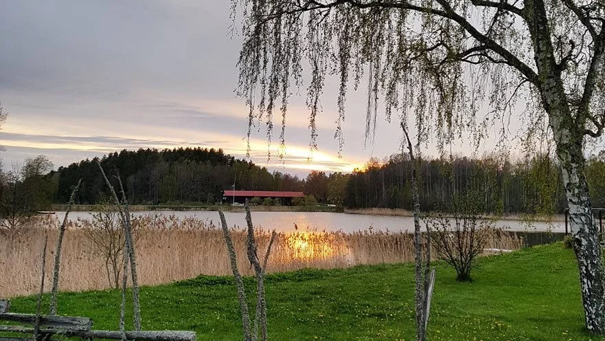 Solen sänker sig över Lillsjön vid Bestorp. Äntligen grönskar det i gräset och på träden. Vinnaren av månadens bild maj 2017 på corren.se.