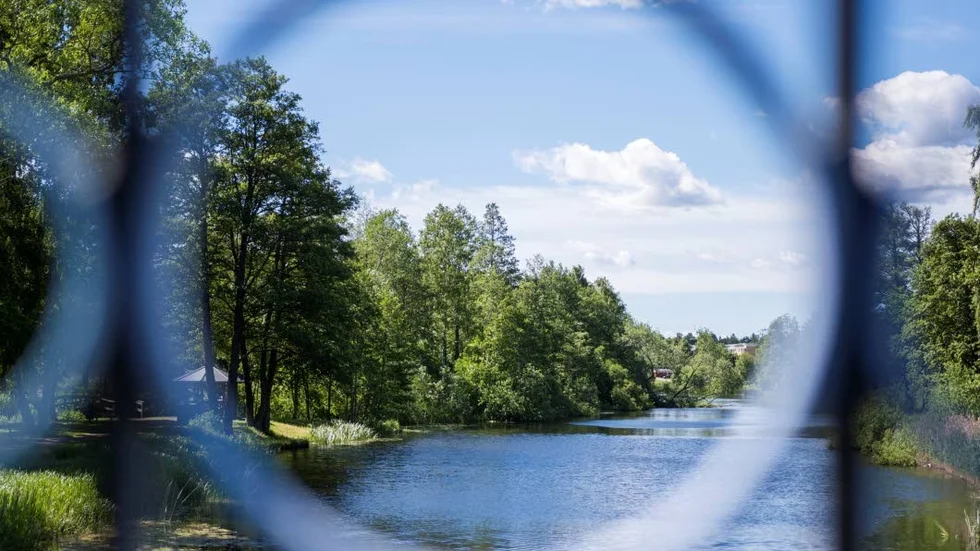Utsikt över området från gångbron över Svartån.