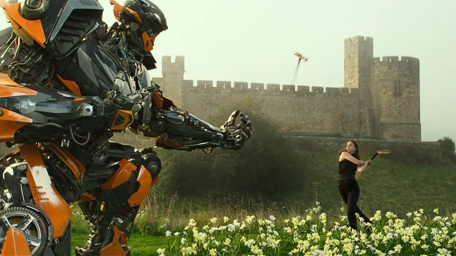 Leksaksaction. Laura Haddock spelar Oxford-professorn Vivian, som oväntat måste slåss i ”Transformers: The last knight”. Pressbild.
Fotograf: UIP