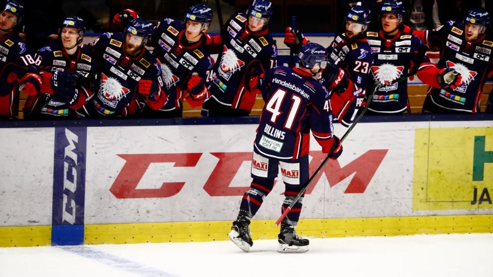 LINKÖPING 20171006
Linköpings Chad Billins grattas efter 1-0 under fredagens ishockeymatch i SHL mellan Linköping HC och Örebro Hockey i Saab Arena.
Foto: Stefan Jerrevång / TT / kod 60160