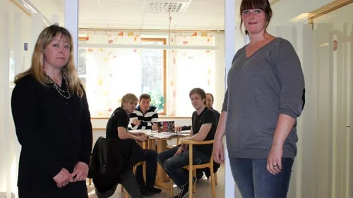 Utbildningsledaren Marie-Louise Winge och Zarah Ågren, samt i bakgrunden några av hennes klasskamrater.