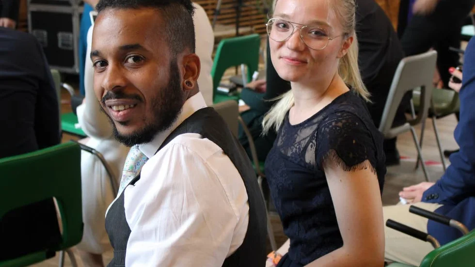 Sittplats. Barbros arbetskamrater David Åberg och Sofie Flink deltog på sitt första Cosplaybröllop.