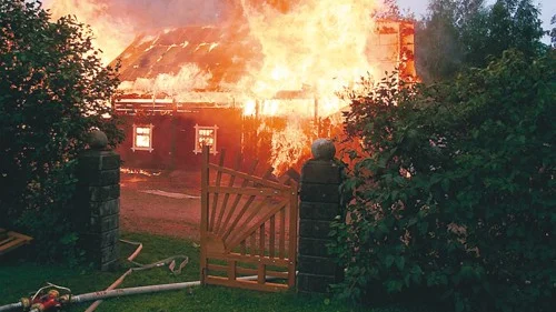 Det var barnen i huset som upptäckte elden och larmade om det. De påstår att det endast tog fem minuter från det att elden var mycket liten tills att hela ladugården brann.
