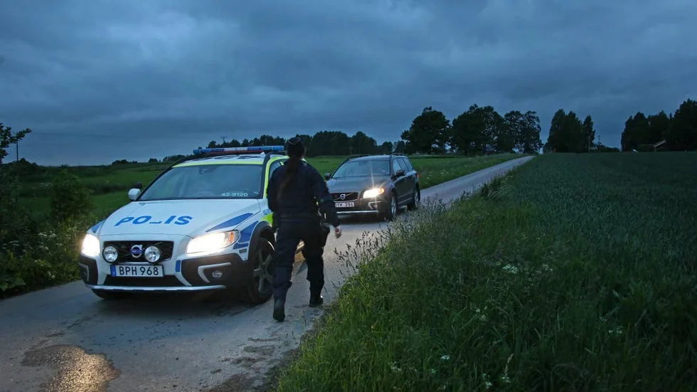 Polisinsats. Polisen spärrade av området runt huset utanför Mantorp.