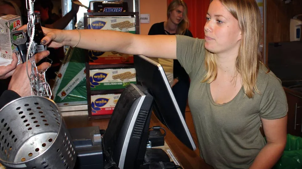 Kassan. Amamda Nilsson och Lovisa Jansson är två av hundra studenter, så kallade "jobbare" som arbetar i Café Baljan.