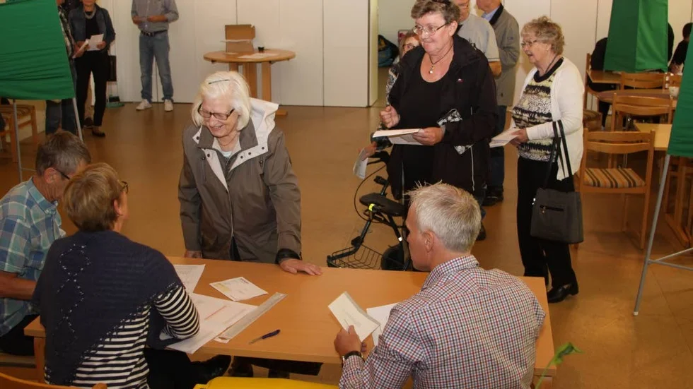 Valdeltagandet. Det ökade ungefär lika mycket i Foklkungabygdens pastorat som i riket i sin helhet. Bilden är från vallokalen i Boxholm. I kön längst fram vid valförrättarna står Lilian Falkenhall.