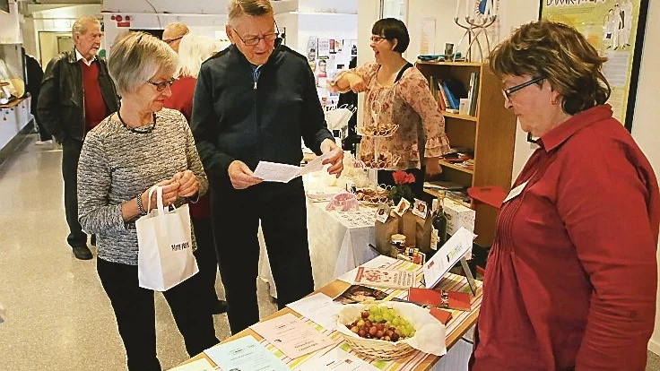 Marita Karlsson från ABF informerade om höstens studiecirklar och andra tjänster som boka tid för en bärbar dator. Foto: Roelof Stroetinga