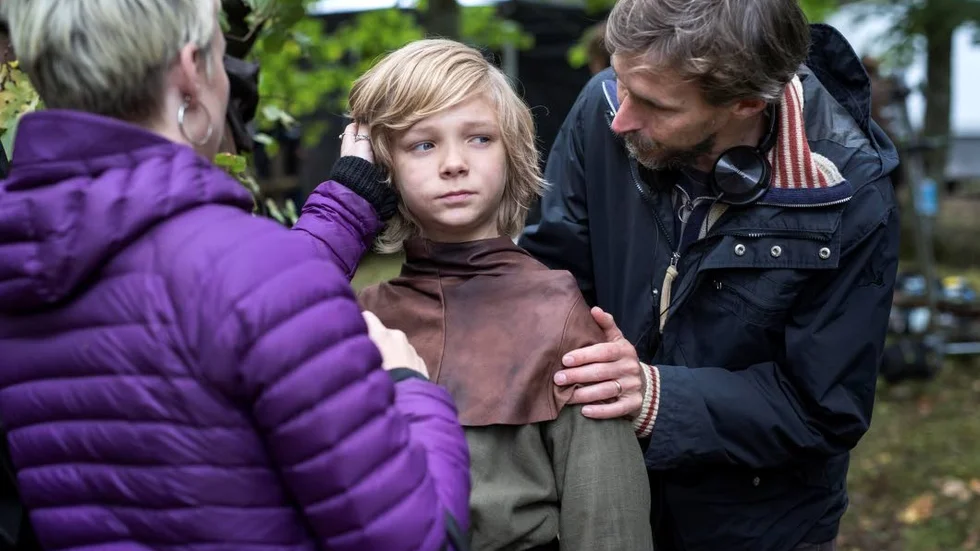 VARGÖN 2017-09-19 Filmen om Halvdan Viking spelas in på Halleberg utanför Vänersborg. Här får Vilgot instruktioner av regissör Gustaf Åkerblom. I rollerna Peter Haber som smeden Björn, 
Claes Månsson som uppfinnaren Espen, Halvdan spelas av Vilgot Hedtjärn och Meia spelas av Ellinea Siambalis. Regissör och manusförfattare är Gustaf Åkerblom och producent Jessica Ask

Foto: Thomas Johansson / TT / Kod 9200