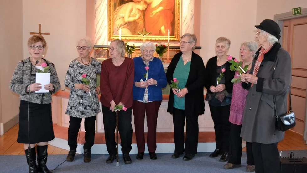 60-årsfirande syföreningen. På bilden från vänster Ingela Manfred Astvall, ordförande, Ulla-Britt Fahlström, kassör, Anna-Greta Klingmyr, Vera Venström, Inger Samuelsson, Ingvor Frisk, Rose-Marie Jonsson, sekreterare, och Maj-Lis Åslid. Foto: Sven-Olof Nilsson
