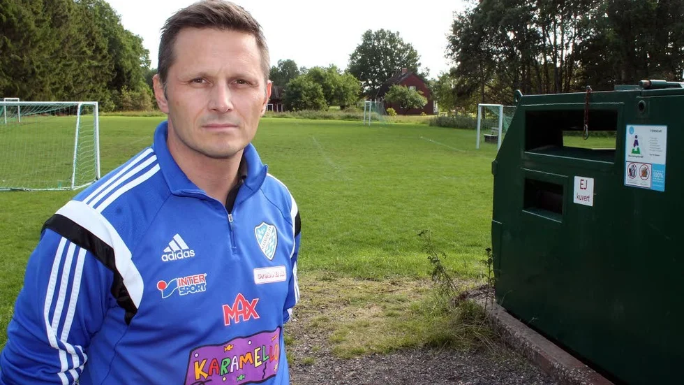 "Det är lätt att hålla sig för skratt", menar Henrik Lahti och beskriver verksamheten som har återvinningsstationen som närmaste granne.