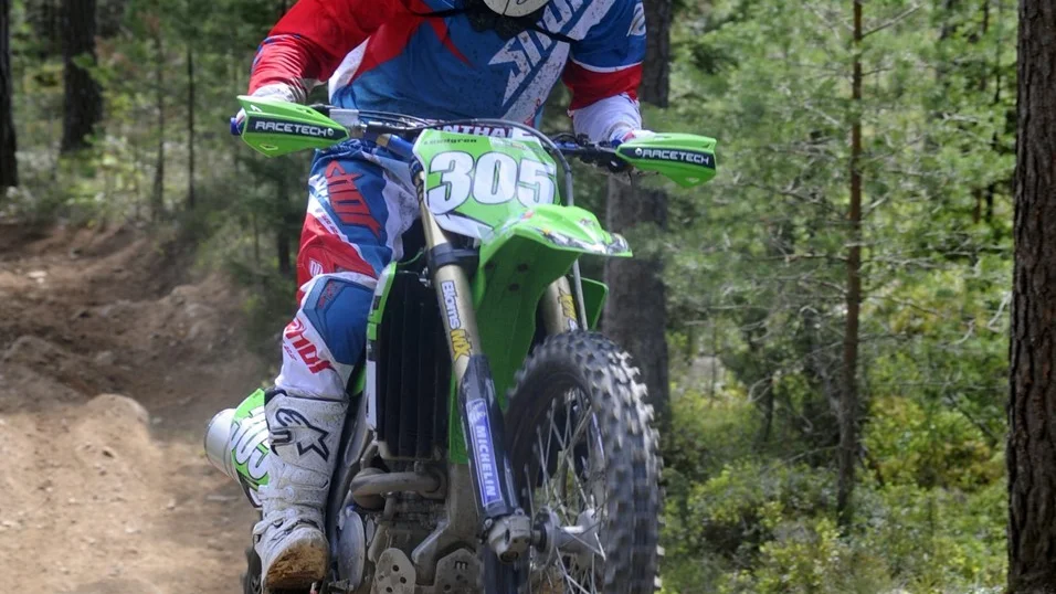 Trots en svår krasch under lördagens tävling slutade Markus Lundgren, Vimmerby MS, tia i dagens SM-deltävling i klassen JSM1.
