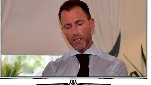Det var en sådan här tv som Itsams entledigade vd Alberto Necovski köpte i maj 2011. Men först 29 månader senare nådde tv:n Itsams kontor i Kisa. 55-tummaren av märket Samsung tillhör de bästa tv-apparaterna som finns att tillgå på marknaden. Teven kostade kommunalförbundet 25 000 kronor. Beslut om Necovskis framtid kan fattas på fredag. Bilden är ett montage.