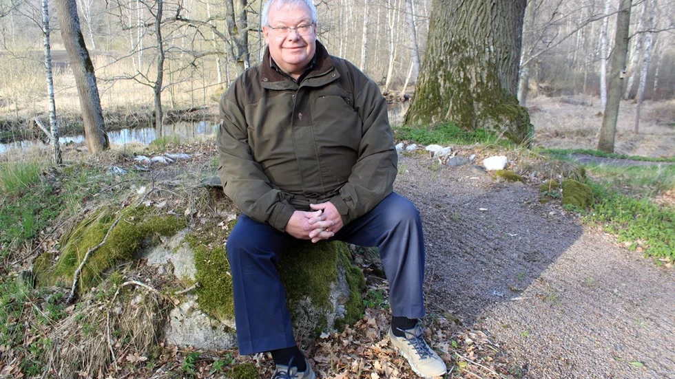 Tomas Peterson i engelska parken på Toverums säteri, troligen anlagd sent 1700-tal. I lövträdsbeståndet dominerar de ståtliga ekarna, men det finns också bland annat alm, lönn, lind, ask och bok. Foto: Rebecca Forsgren Malmström
