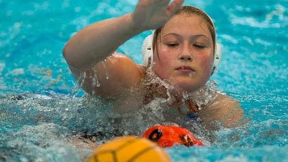 Vattenpolo. Efter ett uppehåll i vattenpolo kände Susanna Zdolsek att hon ville simma igen. I dag tränar hon med herrlaget i Linköping.
