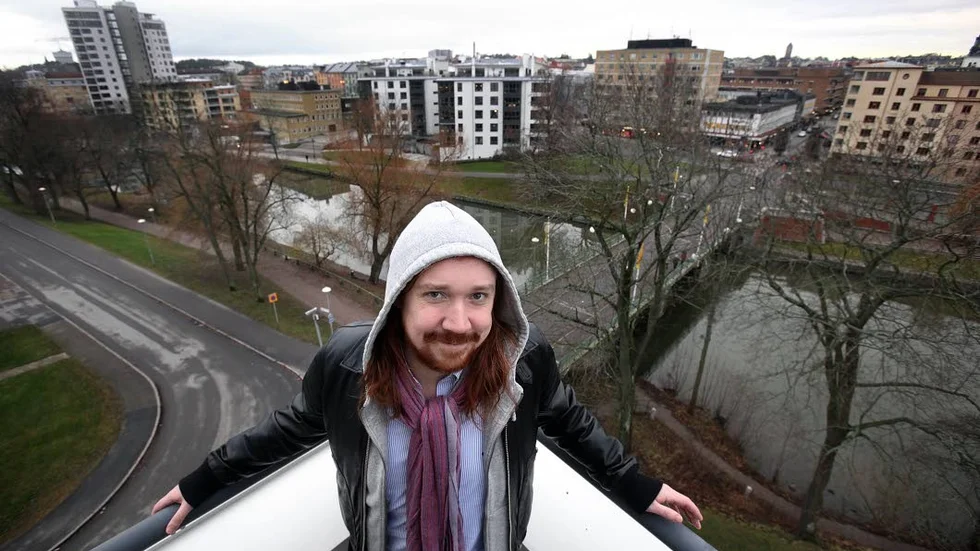 ”Säg att jag gärna kommer åter, i fall allting är förlåtet”, sjunger Lars Winnerbäck i ”En tätort           på en slätt”. – Jag var en annan person när jag bodde här. Jag gjorde så mycket dumma grejer, även om det inte är mest det jag är ihågkommen för, säger han. Här på sin hotellbalkong. Foto: Tord Olsson
