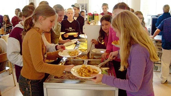Här lastar man på örtstek, klyftpotatis och sås på tallrikarna.