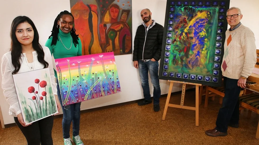 Alla fyra utställare på rad, Alexandra Altamar, Yvonne Cherotich, Mazen Odeh och Lennart Nilsson. (Foto: Roelof Stroetinga)