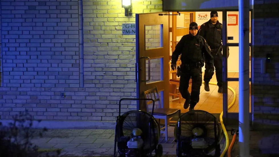Bild från natten 11 mars 2014. Polisen fick utrymma alla boende på Åleryd.