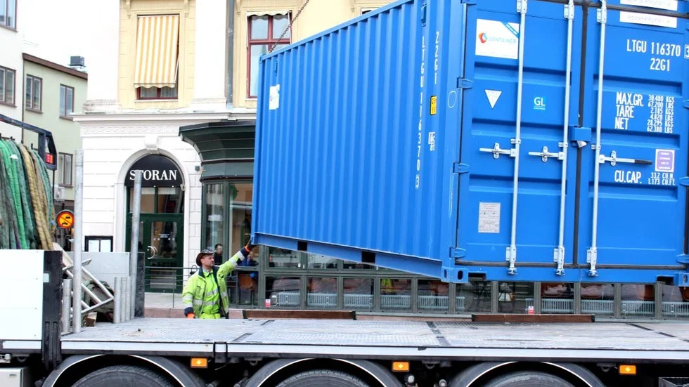 Stora julklappar. Kanske har du sett containrarna på Gärstadverket från E4? Nu levereras de till Stora torget, fyllda med julbelysning.
