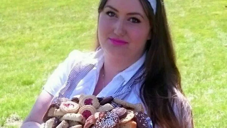 Clara Rylander bullar upp med stor kakbuffé när Rokulla pensionat deltar i ”Upptäckarda’n” för första gången. Totalt medverkar ett 40-tal besöksmål i Vimmerby kommun. Foto: Ann Bengtsson