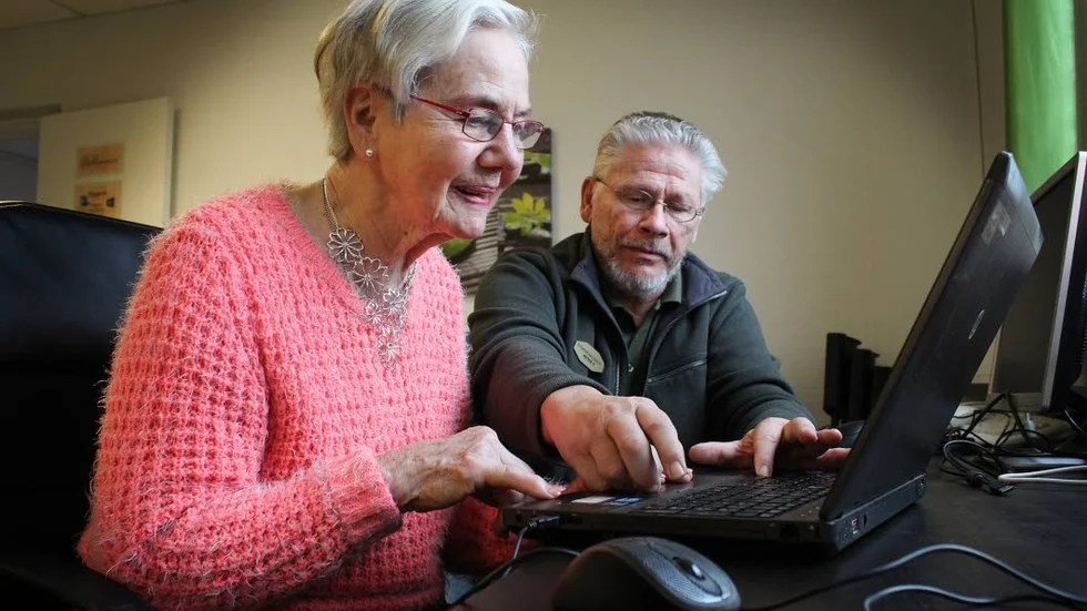Supportstugan. Peter Ekström hjälper Bitte Kjellin med ett datorproblem. Men om några veckor läggs verksamheten ner.