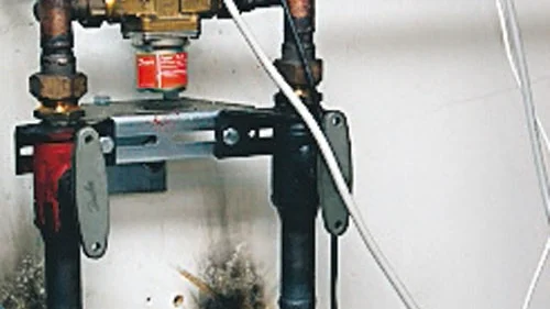 Invånare i Gullringen påtalar att prissättningen på när- och fjärrvärme strider mot kommunallagen. Det ärju samma typ av värme, menar man.
