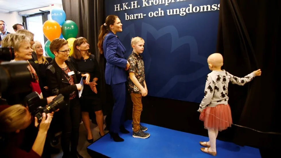 Klart. Så har de dragit bort draperiet och HKH konrpinsessan Victorias barn- och ungdomssjukhus är invigt.