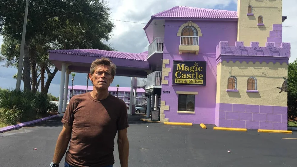 Oscarsnominerade Willem Dafoe spelar en kärv men snäll vaktmästare i "The Florida project".