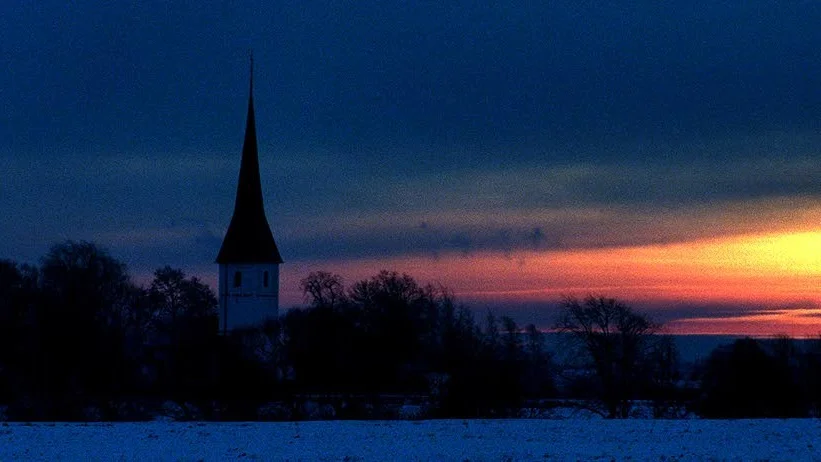 Polisen jagar en bilist som med flit backade på en fotgängare i närheten av Kaga kyrka.